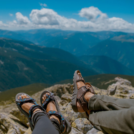 Sandale? Može i sa čarapama!