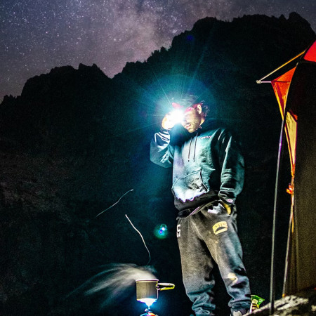 Čelna svjetiljka vs. mobitel: znamo tko pobjeđuje