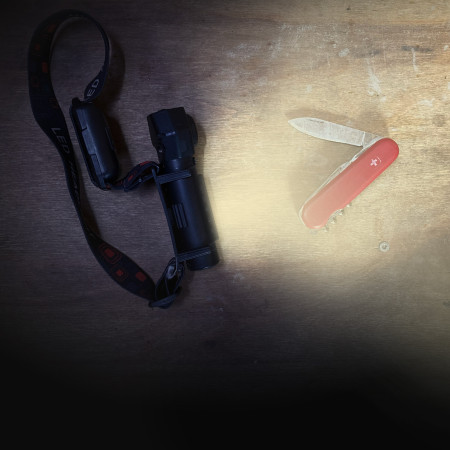 Reži i sjaji - širok izbor noževa i svjetiljki